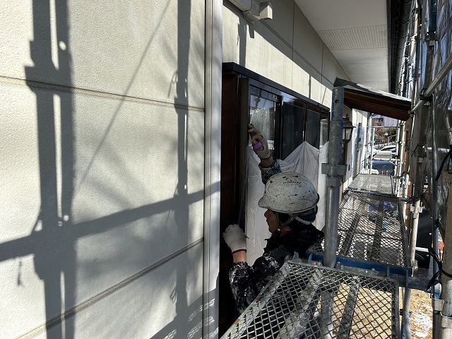 飯田市：外壁塗装工事で窓に養生を行う塗装工