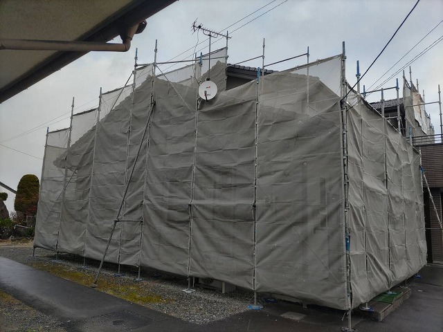 伊那市：モルタル外壁塗装工事の足場周囲にメッシュシートを設置