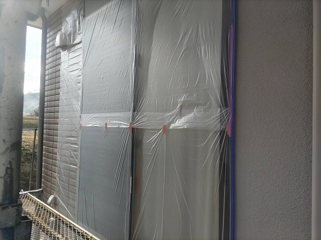 伊那市:モルタル外壁塗装工事で窓や換気フードへの養生