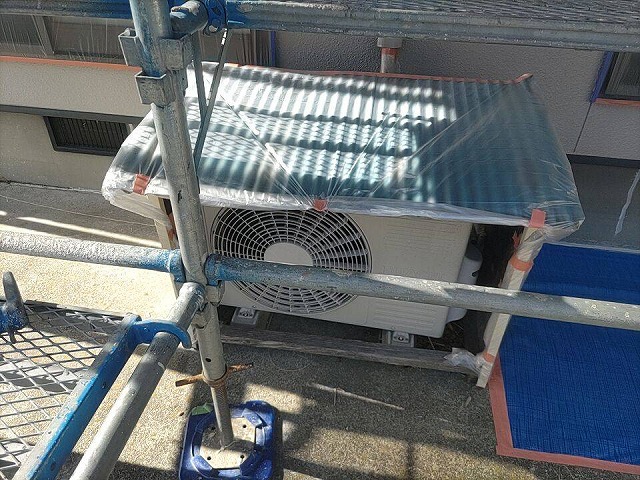 伊那市:外壁塗装工事のエアコン室外機への養生作業