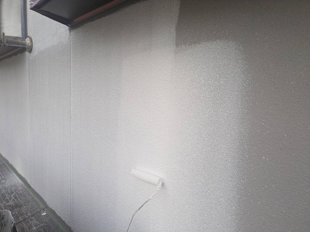 伊那市:ひび割れたモルタル外壁に追従する微弾性フィラーで下塗り