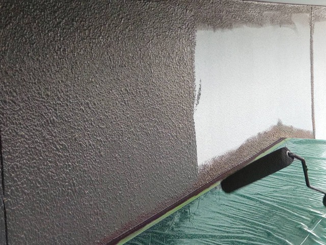 伊那市:下塗り後にフッ素塗料を使った中塗りの施工
