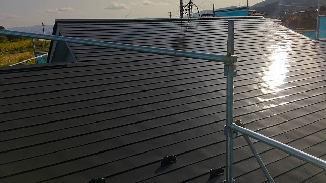 下伊那郡高森町にて劣化した金属屋根を遮熱塗料で塗り替えた施工の様子をご紹介