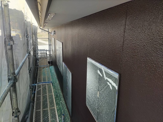 伊那市:濃い茶色のパイオニ色でモルタル外壁塗装が完了