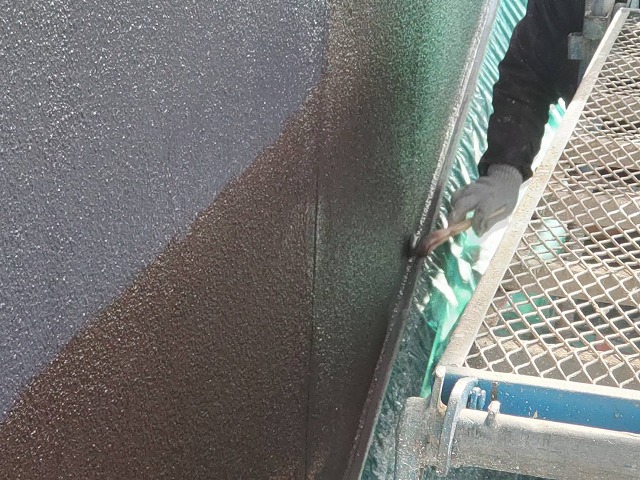 伊那市:低汚染塗料を使ったモルタル外壁へのハケ塗装