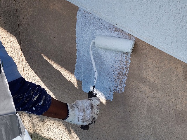 上伊那郡飯島町でモルタル外壁や金属サイディングへの塗装工事、高圧洗浄と下塗りの施工