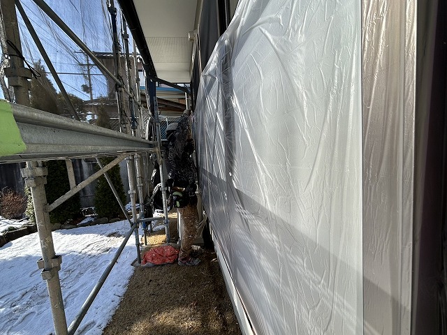 飯田市：劣化しているALCへの塗装工事で掃き出し窓へ養生