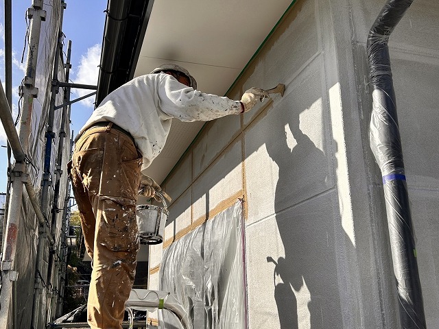 飯田市：ALC外壁の目地にハケを使った中塗りの施工