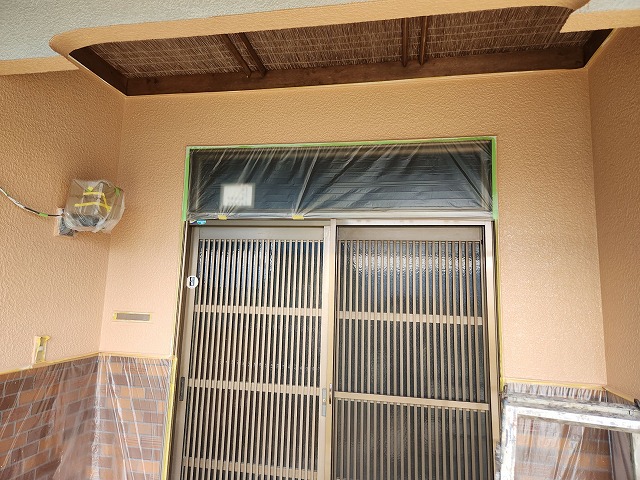 上伊那郡飯島町：外壁塗装工事の中塗りが完了した住宅の玄関周辺