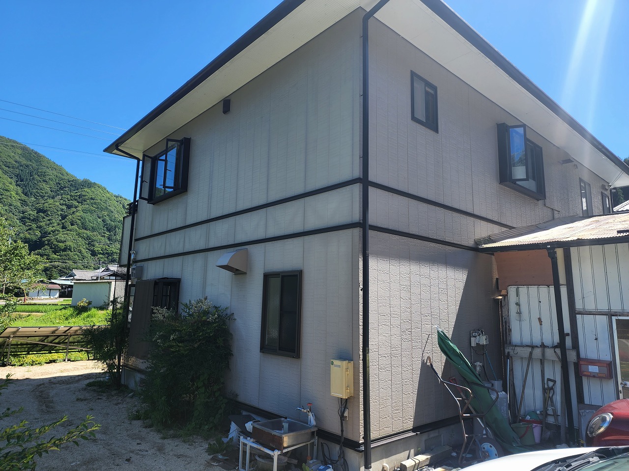 下伊那郡阿智村にて劣化が進行した軽量鉄骨造住宅、外壁サイディング塗装の現場調査