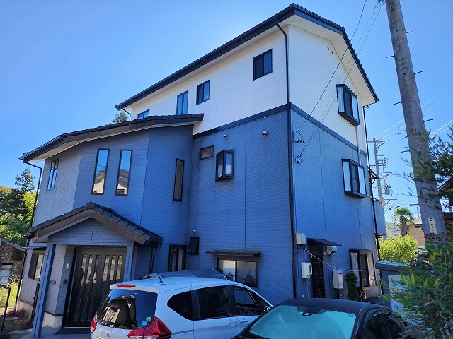 飯田市の3階建て住宅で外壁調査、窯業系サイディングに色あせや塗膜剥がれなどを確認