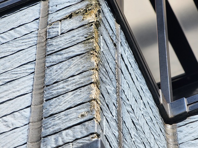 飯田市:ベランダ外壁サイディングの出隅部に凍害による破損