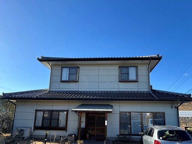 飯田市のALC外壁の玉吹き塗装した住宅にてチョーキングや塗膜剥がれ、外壁の穴などを確認した外壁調査