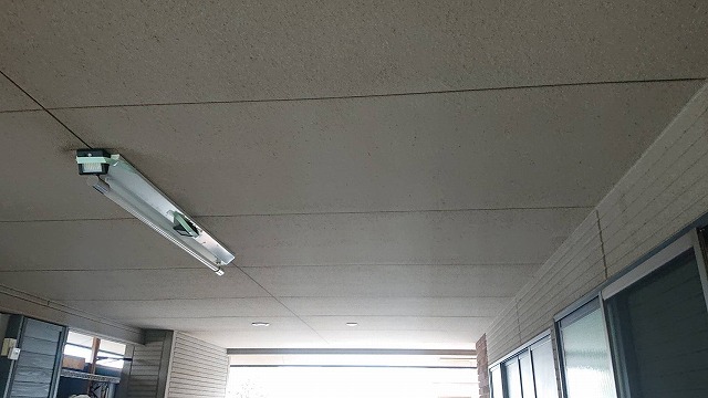 上伊那郡宮田村：塗装工事の現場調査で駐車スペースの軒天のカビを確認