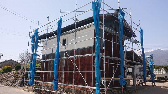 上伊那郡宮田村にて土蔵の外部メンテナンス、足場設置と屋根葺き替えの野地板施工