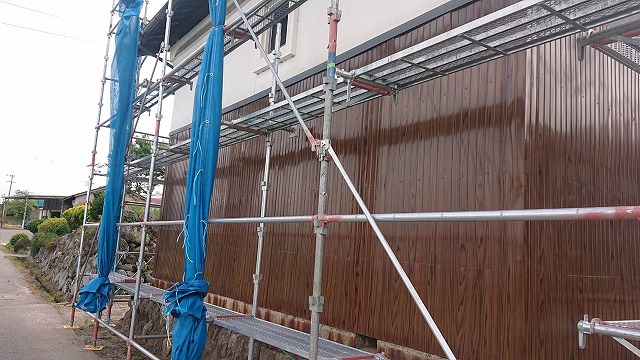 上伊那郡宮田村にて土蔵外壁の全面にサビが生じたトタン波板の撤去と張り替え