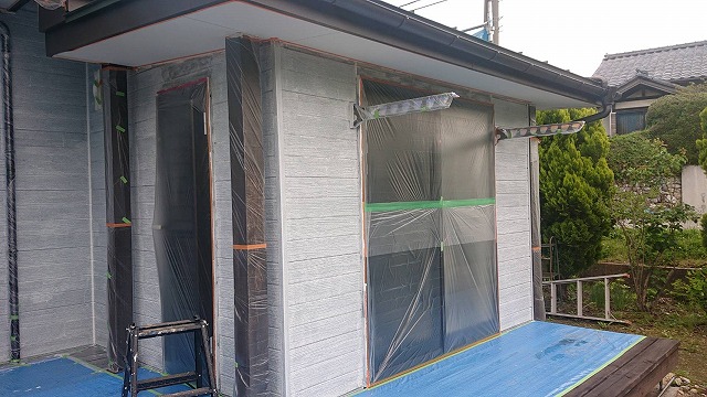上伊那郡飯島町にて外壁塗装の効率を高める養生作業とシーラーによる下塗りの施工