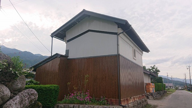 上伊那郡宮田村にて土蔵の外部メンテナンス工事、雨樋の施工と完成後の外観をご紹介