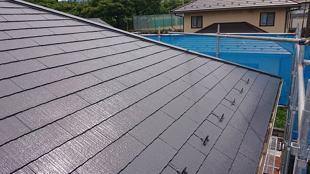 上伊那郡宮田村：スレート屋根の3回塗りが完了してツヤが輝く様子
