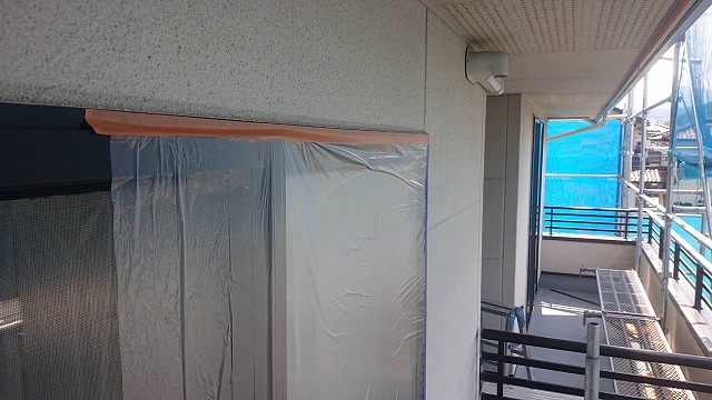 伊那市：外壁塗装のために養生を施した2階ベランダ部