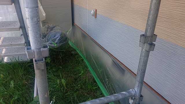 伊那市：外壁塗装工事で基礎にマスカー養生
