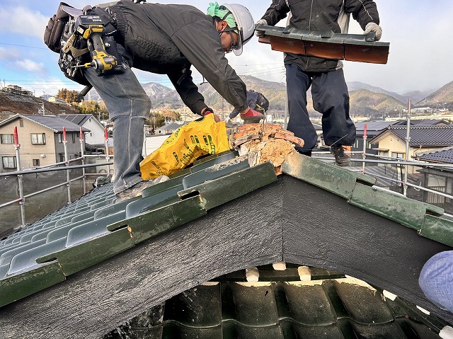 飯田市：屋根葺き替え工事で棟瓦を撤去している様子