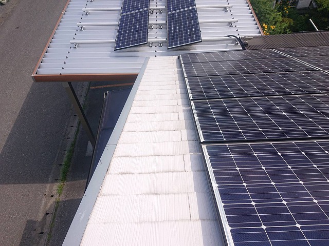 駒ヶ根市：太陽光パネルを設置したスレート屋根の色あせ