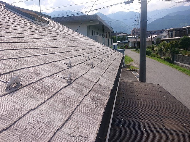 駒ヶ根市：天窓のあるスレート屋根が劣化で色あせしている状況