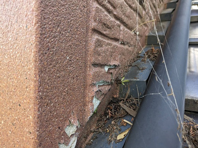 伊那市：落ち葉の堆積で傷んだALC外壁の様子