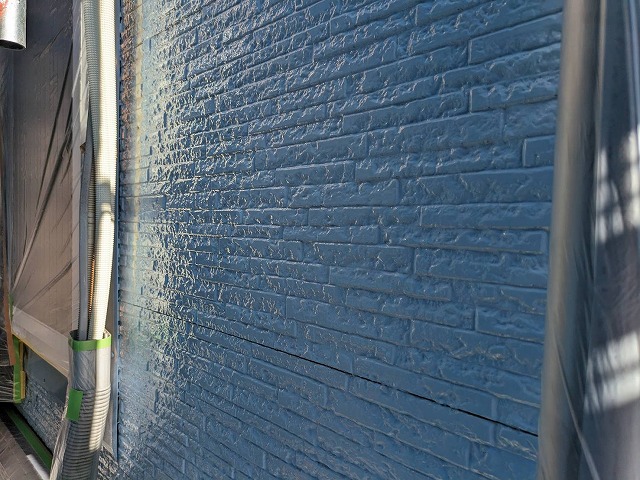 駒ヶ根市：外壁塗装の下塗りが完了してツヤが輝く様子