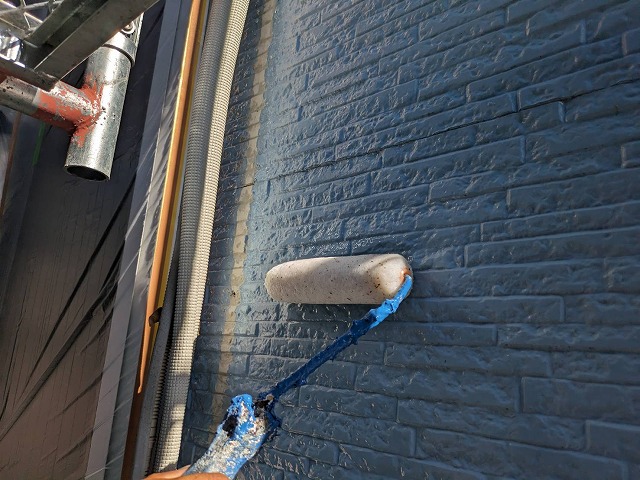 駒ヶ根市：外壁の窯業系サイディングにローラーで下塗り施工