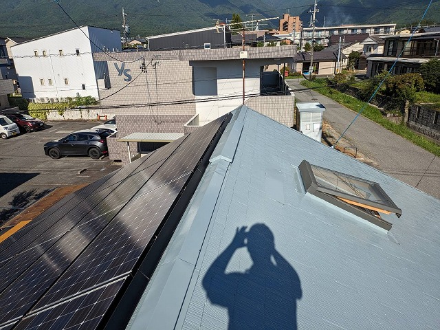 駒ヶ根市：太陽光パネルのない屋根面に対してのみ行った塗装工事