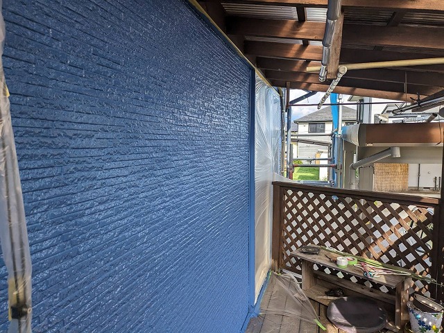 駒ヶ根市：鮮やかなブルー系の色で外壁サイディングに塗装
