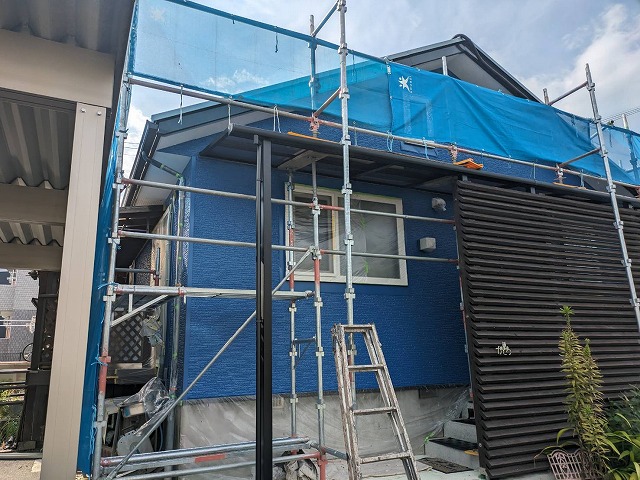 駒ヶ根市：平屋住宅に外壁塗装の中塗りと上塗り施工