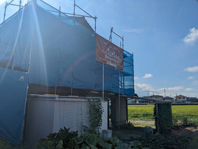 上伊那郡宮田村：外壁塗装工事の足場設置が完了した建物