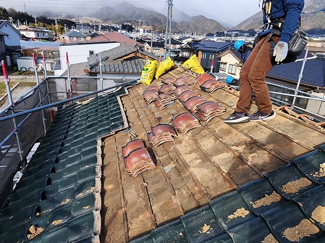 飯田市：屋根葺き替え工事で瓦を取り外している様子