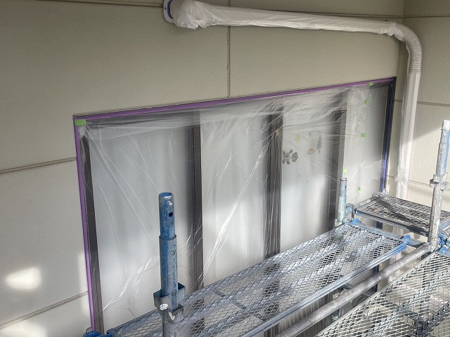 飯田市：外壁塗装工事でエアコン配管や窓に養生を行った様子