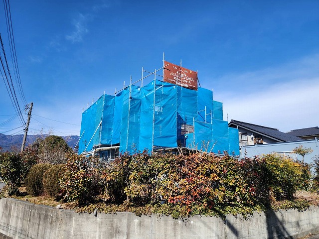 下伊那郡松川町にて屋根・外壁塗装、完成品質を確保するための足場設置と高圧洗浄作業