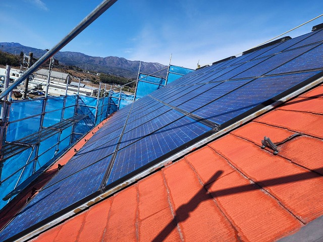 下伊那郡松川町にて太陽光パネルのある屋根の塗り替え工事、下塗り施工の状況
