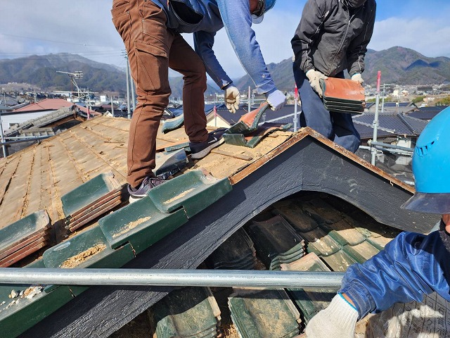 飯田市：屋根葺き替え工事で瓦降ろしを行う屋根職人