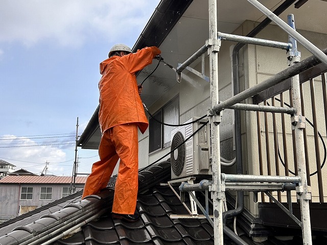 飯田市：ALC外壁に高圧洗浄作業を行う塗装工