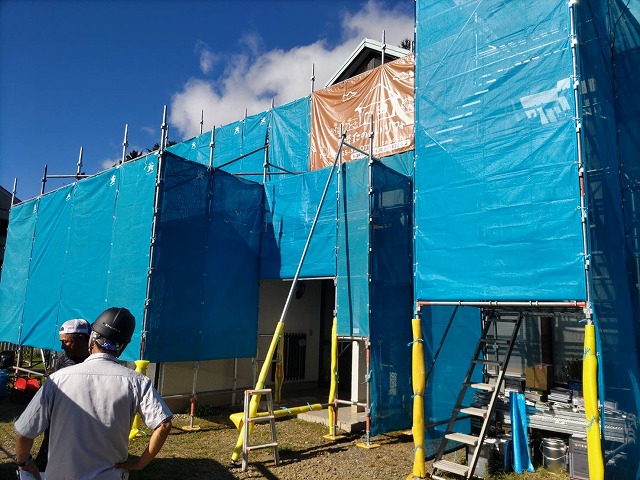 伊那市：外壁、屋根塗装の工程である足場の設置が完了した状況