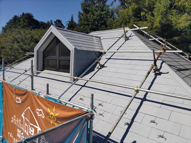 伊那市：サーモテックシーラーを使った下塗りが完成した住宅の屋根