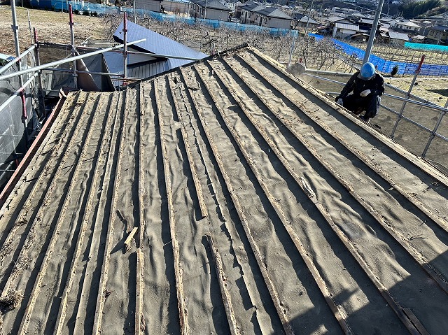 飯田市：屋根葺き替え工事で瓦や葺き土を撤去した屋根