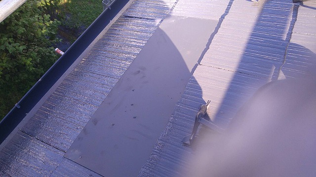 伊那市：スレート屋根の割れを板金を被せて部分補修