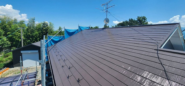 下伊那郡松川町で激しく色あせたスレート屋根に耐候性の高い遮熱塗料を用いて3回塗り施工
