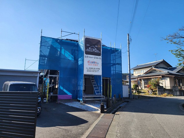 飯田市の住宅にて外壁塗装工事の安全を守る足場設置と品質を守る外壁洗浄の様子
