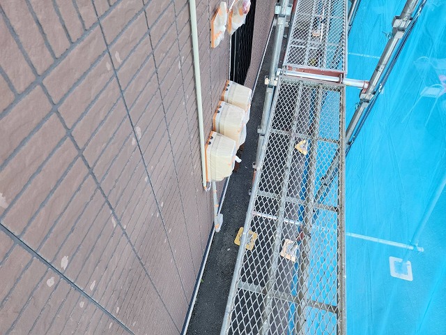 飯田市：外壁塗装工事で電気メーターにマスキングテープ養生