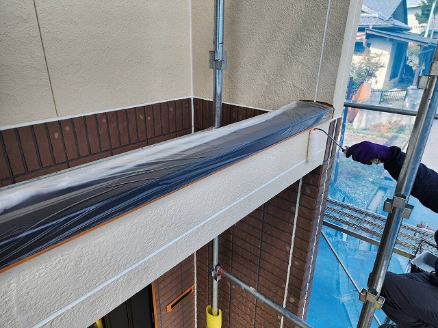 飯田市：玄関上の梁部分のサイディングへの下塗り施工