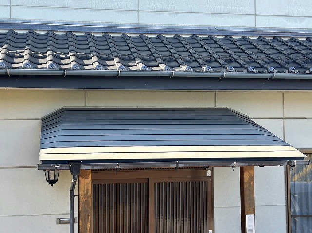 飯田市：玄関の庇板金や柱の塗装劣化